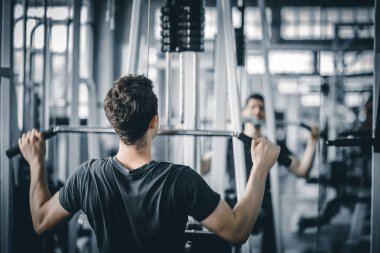 Portre yakışıklı, beyaz, sağlıklı bir genç adam spor salonunda egzersiz yapıyor. Güzellik, vücut incelticiliği. Özgürlük mutlu ve yaşam tarzı sağlık hizmetleri kavramını gevşetin.