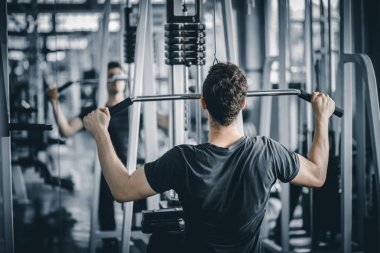 Portre yakışıklı, beyaz, sağlıklı bir genç adam spor salonunda egzersiz yapıyor. Güzellik, vücut incelticiliği. Özgürlük mutlu ve yaşam tarzı sağlık hizmetleri kavramını gevşetin.