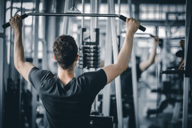 Portre yakışıklı, beyaz, sağlıklı bir genç adam spor salonunda egzersiz yapıyor. Güzellik, vücut incelticiliği. Özgürlük mutlu ve yaşam tarzı sağlık hizmetleri kavramını gevşetin.