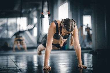 Portre genç çekici sağlıklı kadın vücut eğrisi spor salonunda şınav çekiyor. İnsan güzelliği, mükemmel vücut incelticiliği kızı. Özgürlük mutlu ve yaşam tarzı sağlık hizmetleri kavramını gevşetin.