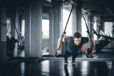 Portre yakışıklı, beyaz, sağlıklı bir genç adam spor salonundaki spor salonunda şınav çekiyor. Güzellik, vücut incelticiliği. Özgürlük mutlu ve yaşam tarzı sağlık hizmetleri kavramını gevşetin.