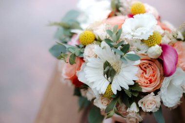 Güzel beyaz düğün buketi