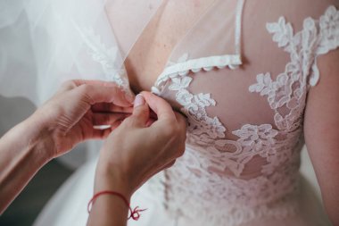 Gelinin nedimesi gelinlik gelin törenden önce tutturmak yardımcı olur. Lüks gelin elbise kadar yakın. En iyi sabah. Düğün kavramı