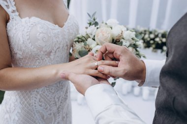 Onun hanımları Parmağında alyans giyen bir adam