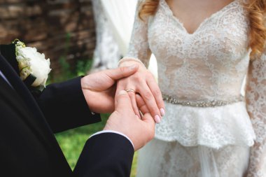 Onun hanımları Parmağında alyans giyen bir adam