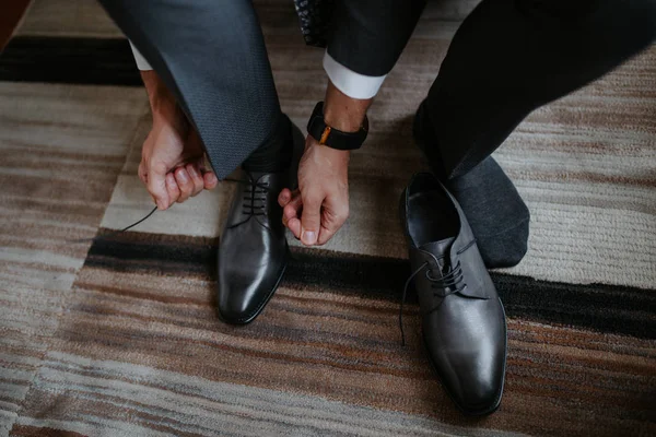 Бізнесмен взуття одяг, чоловік готується до роботи, малий ранок перед церемонією весілля — стокове фото