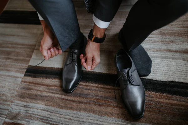 Business man clothes shoes, man getting ready for work, groom morning before wedding ceremony — стоковое фото