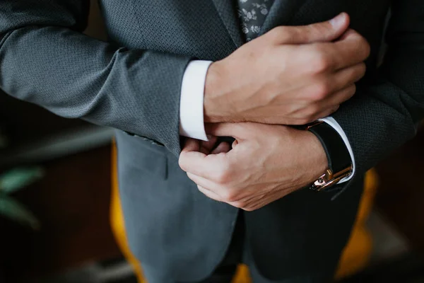 Bräutigam Morgenvorbereitung, hübscher Bräutigam zieht sich an und bereitet sich auf die Hochzeit vor, in dunkelblauem Anzug. — Stockfoto