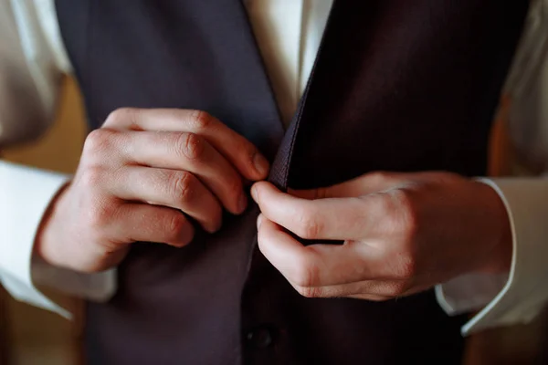 Sposi preparazione del mattino, bello sposo vestirsi e prepararsi per il matrimonio, in abito blu scuro . — Foto Stock