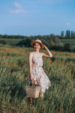 Manzara izlerken bir şapka giyen genç vintage kız