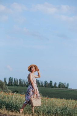 Manzara izlerken bir şapka giyen genç vintage kız