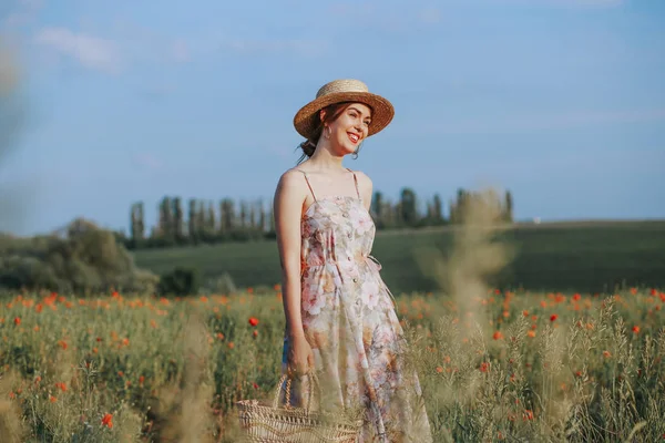 Genç nazik kadın günbatımı ışık demeti rahatlatıcı. Tam uzunlukta portre çiçek alanı