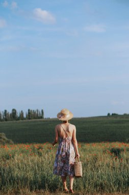 Genç nazik kadın günbatımı ışık demeti rahatlatıcı. Tam uzunlukta portre çiçek alanı