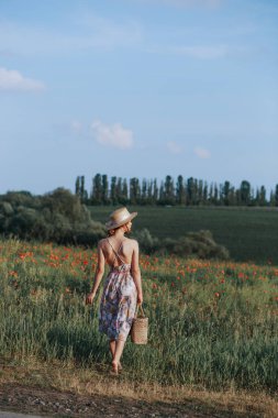 Genç nazik kadın günbatımı ışık demeti rahatlatıcı. Tam uzunlukta portre çiçek alanı