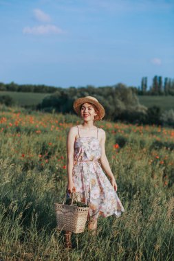Genç nazik kadın günbatımı ışık demeti rahatlatıcı. Tam uzunlukta portre çiçek alanı