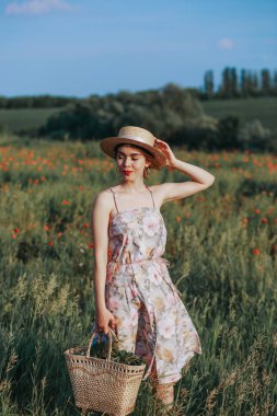 Genç nazik kadın günbatımı ışık demeti rahatlatıcı. Tam uzunlukta portre çiçek alanı