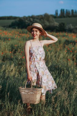 Arka plan üzerinde gün batımında çiçek alan üzerinde yürüyen genç kadın. Kopya alanı ile yatay görünüm