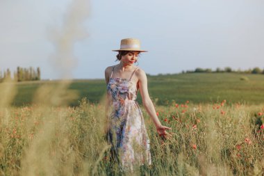 Manzara izlerken bir şapka giyen genç vintage kız