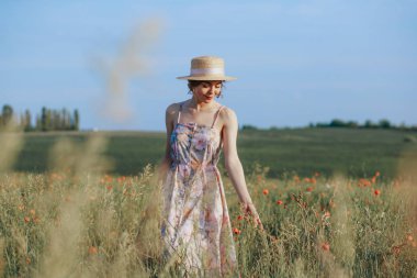 Genç nazik kadın günbatımı ışık demeti rahatlatıcı. Tam uzunlukta portre çiçek alanı