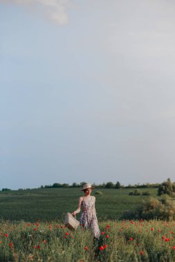 Manzara izlerken bir şapka giyen genç vintage kız