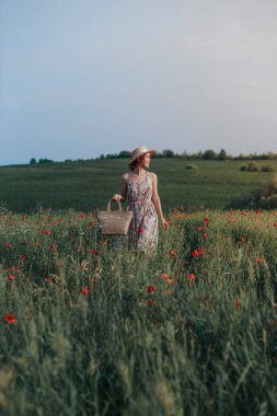 Manzara izlerken bir şapka giyen genç vintage kız