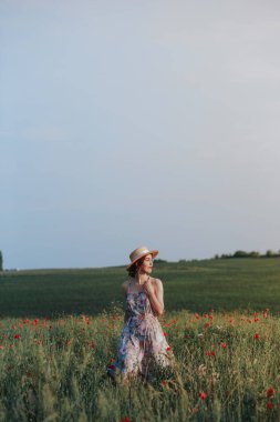 Genç nazik kadın günbatımı ışık demeti rahatlatıcı. Tam uzunlukta portre çiçek alanı
