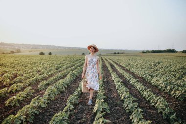 Bir sepet içinde alan kızla