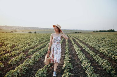 Manzara izlerken bir şapka giyen genç vintage kız
