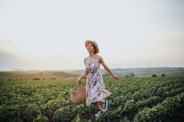 Genç nazik kadın günbatımı ışık demeti rahatlatıcı. Tam uzunlukta portre alanında