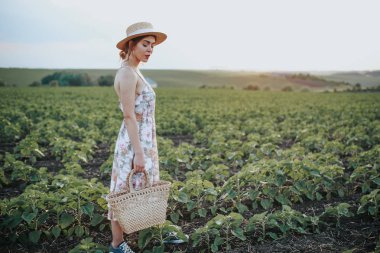 Manzara izlerken bir şapka giyen genç vintage kız