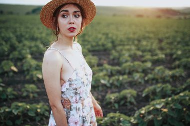 Genç nazik kadın günbatımı ışık demeti rahatlatıcı. Tam uzunlukta portre alanında