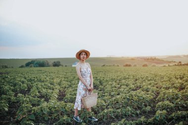 Genç nazik kadın günbatımı ışık demeti rahatlatıcı. Tam uzunlukta portre alanında
