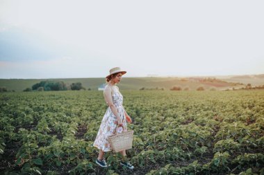 Manzara izlerken bir şapka giyen genç vintage kız