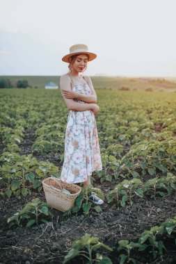 Bir sepet içinde alan kızla