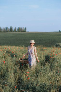 Manzara izlerken bir şapka giyen genç vintage kız