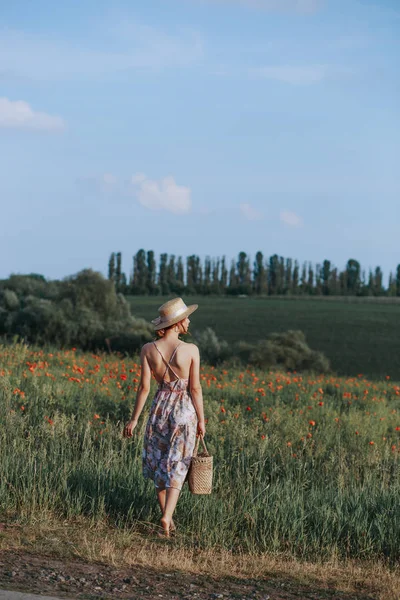 Genç nazik kadın günbatımı ışık demeti rahatlatıcı. Tam uzunlukta portre çiçek alanı