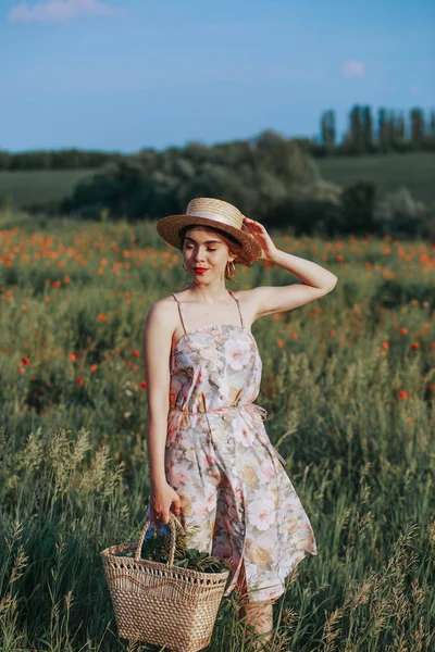 Genç nazik kadın günbatımı ışık demeti rahatlatıcı. Tam uzunlukta portre çiçek alanı