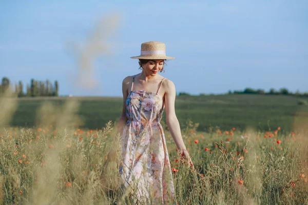 Genç nazik kadın günbatımı ışık demeti rahatlatıcı. Tam uzunlukta portre çiçek alanı