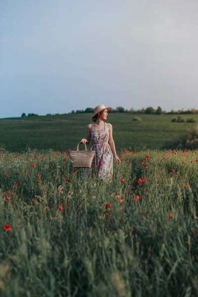 Manzara izlerken bir şapka giyen genç vintage kız