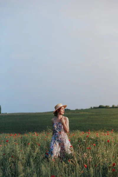 Genç nazik kadın günbatımı ışık demeti rahatlatıcı. Tam uzunlukta portre çiçek alanı