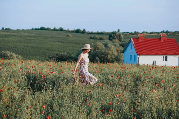 Manzara izlerken bir şapka giyen genç vintage kız