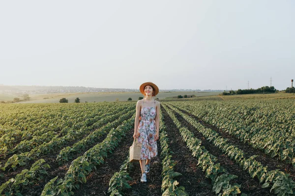 Genç nazik kadın günbatımı ışık demeti rahatlatıcı. Tam uzunlukta portre alanında