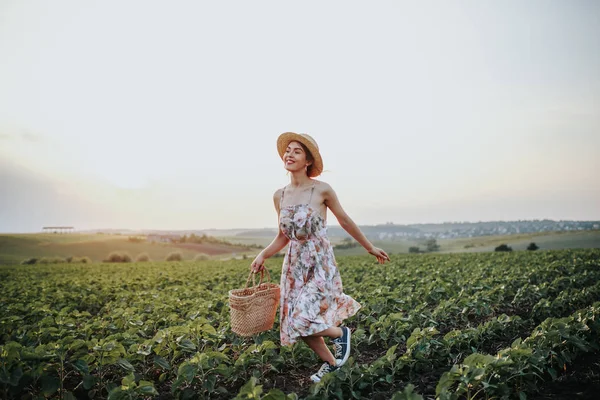Genç nazik kadın günbatımı ışık demeti rahatlatıcı. Tam uzunlukta portre alanında