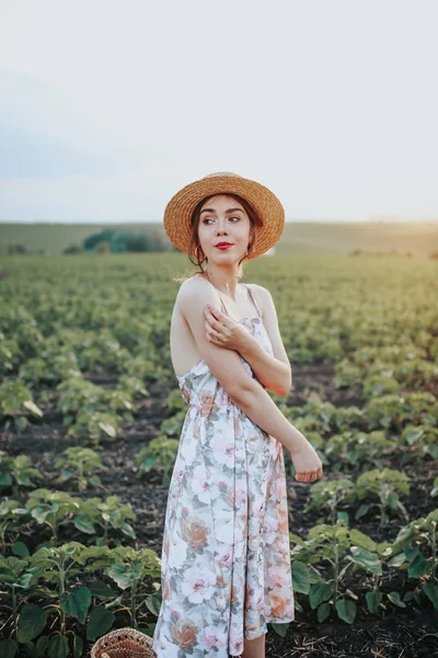 Genç nazik kadın günbatımı ışık demeti rahatlatıcı. Tam uzunlukta portre alanında