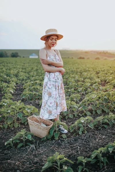 Bir sepet içinde alan kızla