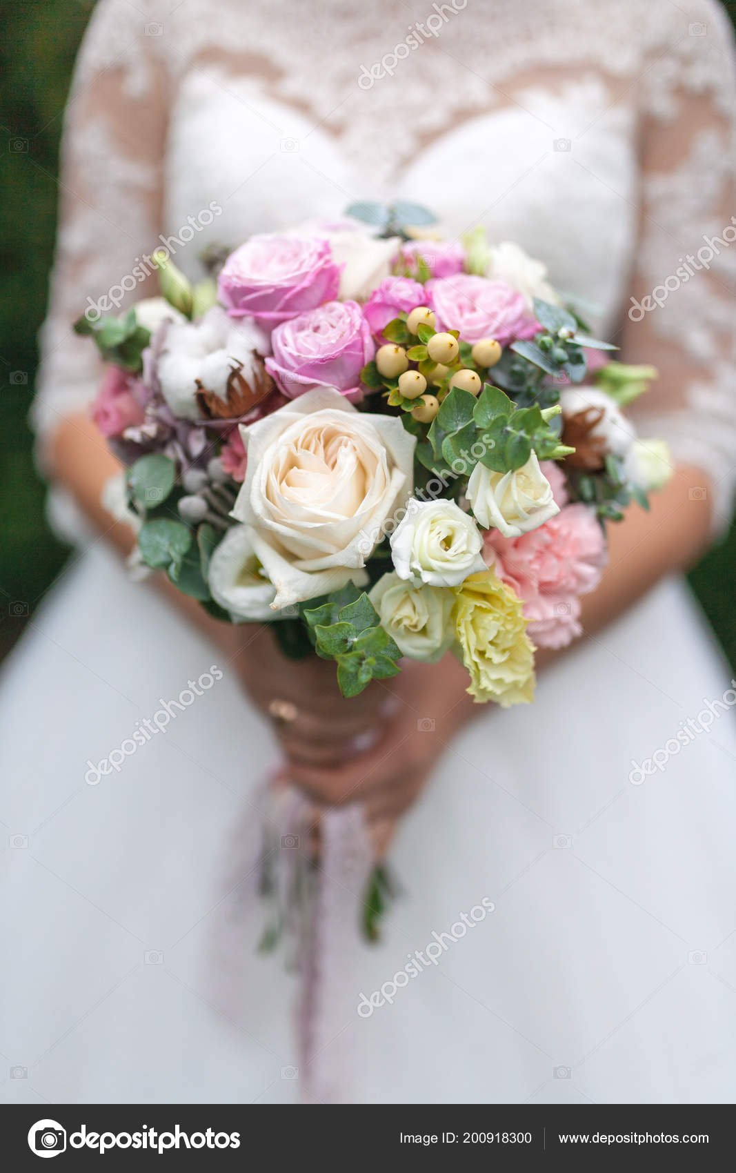 Bouquet Mariée Fleurs Compris Hypericum Rouge Roses Lys
