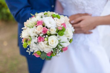 Düğün buket çiçek kırmızı hypericum, gül, Vadideki Zambak, mini gül, seribaşı okaliptüs, Astilbe, Scabiosa, Pieris ve Ivy gibi