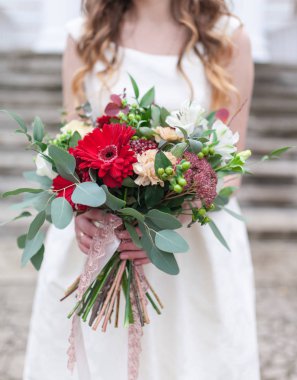 Düğün buket çiçek kırmızı hypericum, gül, Vadideki Zambak, mini gül, seribaşı okaliptüs, Astilbe, Scabiosa, Pieris ve Ivy gibi