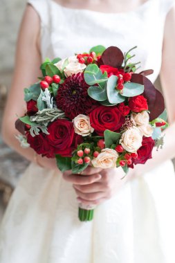 Düğün buket çiçek kırmızı hypericum, gül, Vadideki Zambak, mini gül, seribaşı okaliptüs, Astilbe, Scabiosa, Pieris ve Ivy gibi