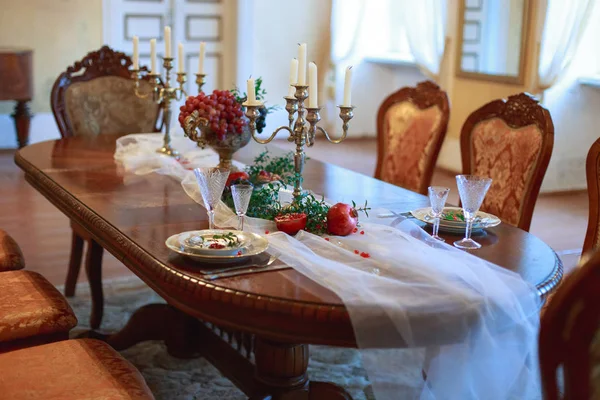 Klasik tarzı yemek odası iç lüks masa ayarla